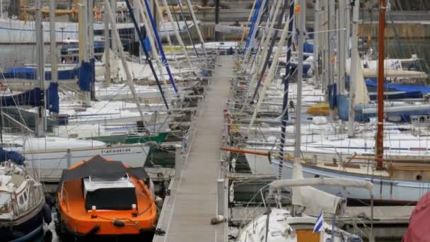 Navios estacionados, Barcos, Iates no Port Vell de Barcelona, Espanha . — Vídeo de Stock