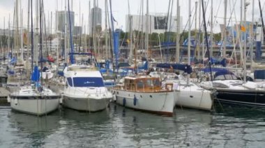Park edilmiş gemiler, tekneler, yatlar Port Vell Barcelona, İspanya.