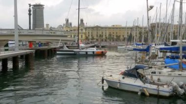 Park edilmiş gemiler, tekneler, yatlar Port Vell Barcelona, İspanya.