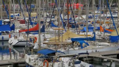 Barcelona, İspanya 'nın Rambla del Mar Limanı' nda park halindeki gemiler, botlar, yatlar.