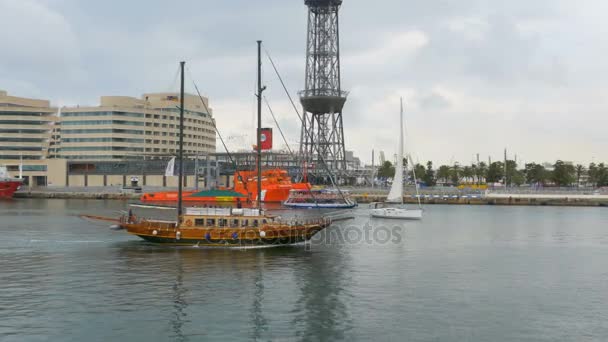 Um grande barco de cruzeiro de madeira navega no Port Vell de Barcelona, Espanha . — Vídeo de Stock
