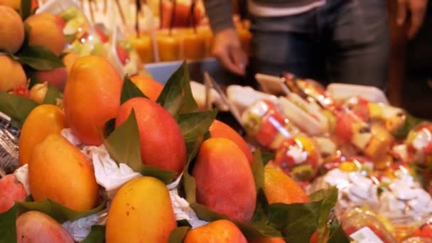 Showcase med färska tropiska frukter och grönsaker i matmarknaden La Boqueria. Barcelona, Spanien — Stockvideo