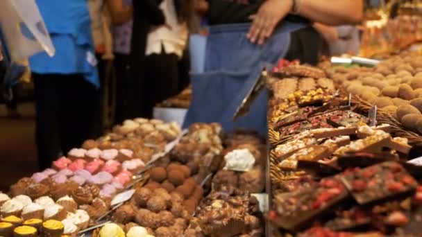 Süßwarengeschäft auf dem Boqueria-Marktplatz. Barcelona, Spanien. — Stockvideo