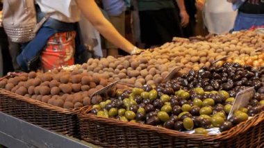Büyük Counter tatlılar La Boqueria Pazar Barcelona çikolata şeker ile. İspanya