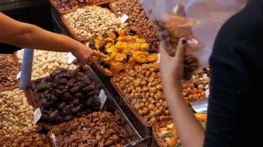 Kurutulmuş meyve ve fındık La Boqueria çiftçi pazarda büyük Counter. Barcelona. İspanya
