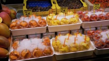 Vitrin buz La Boqueria bir pazarda, meyve ile. Barcelona. İspanya.