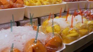 Sayaç buz La Boqueria bir pazarda, meyve ile. Barcelona. İspanya.