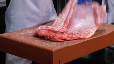 Kasap bıçağıyla La Boqueria adet dilim için çiğ domuz eti et kesme. Barcelona. İspanya