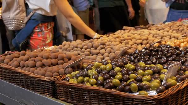 バルセロナのボケリア市場のチョコレート ・ キャンディのお菓子の大きなカウンターです。スペイン — ストック動画