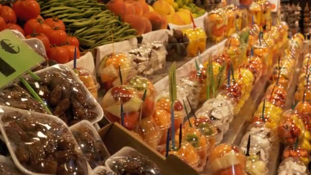 Showcase with Fruits at a Market in La Boqueria. Barcelona. Spain. — Stock Video