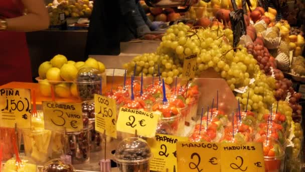 Prezentacja z owoce na targu w La Boqueria. Barcelona. Hiszpania. — Wideo stockowe