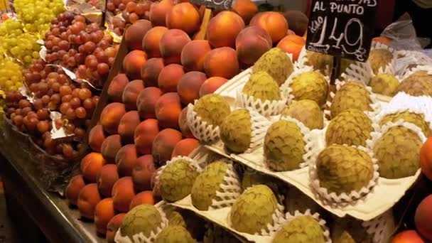 Grote toonbank met vruchten op een markt in La Boqueria. Barcelona. Spanje — Stockvideo