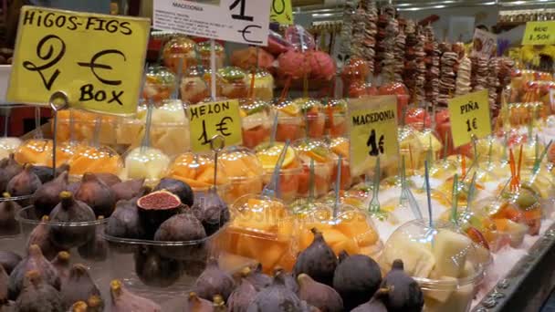 ボケリア市場で果物のショーケース。バルセロナ。スペイン. — ストック動画
