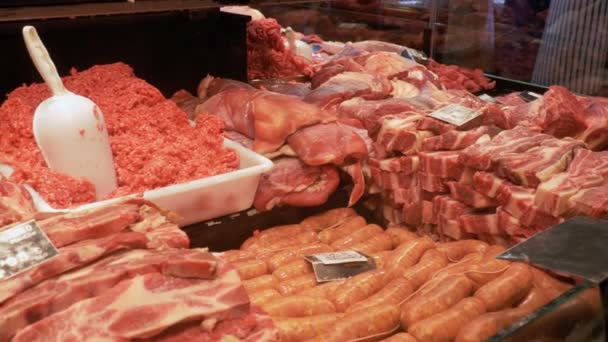 新鲜生肉与价格标签在托盘在市场的柜台在 La Boqueria。巴塞罗那.西班牙 — 图库视频影像