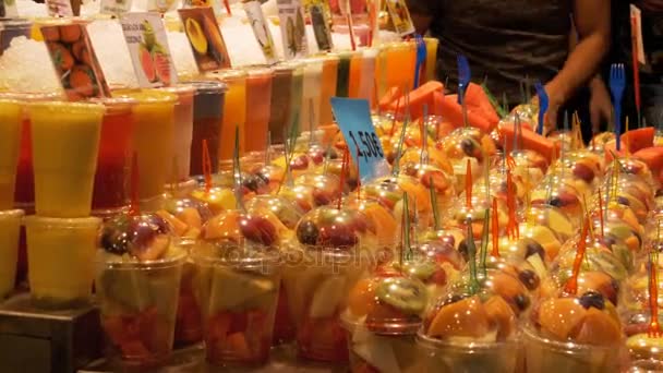Vitrína s plody na trh La Boqueria. Barcelona. Španělsko. — Stock video