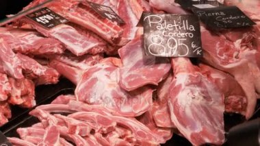 Tepsileri bir Counter de La Boqueria piyasa fiyat etiketleri ile taze çiğ et. Barcelona. İspanya