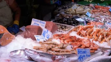 La Boqueria balık pazarında deniz ürünleri ile sayaç. Barcelona. İspanya.