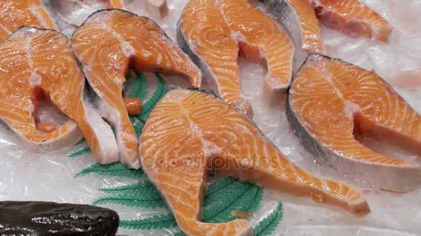 氷ラ ボケリア魚市場で赤魚の切り身とショーケース。バルセロナ。スペイン. — ストック動画