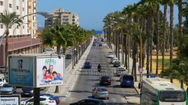 La Linea, İspanya'nın şehir merkezinde. Gibraltar yakınındaki sınır kasabasının sokaklarda trafik