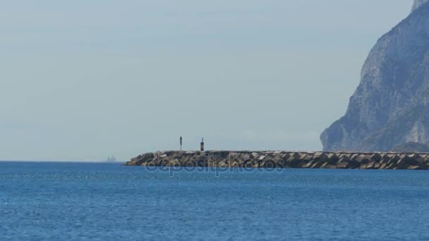 Nézd a világítótorony, a tenger közelében a gibraltári-sziklára. Spanyolország. — Stock videók