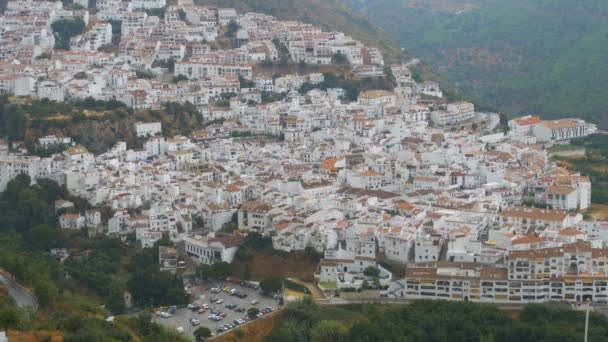 Blick von oben auf ein weißes Dorf in den Bergen Spaniens. — Stockvideo