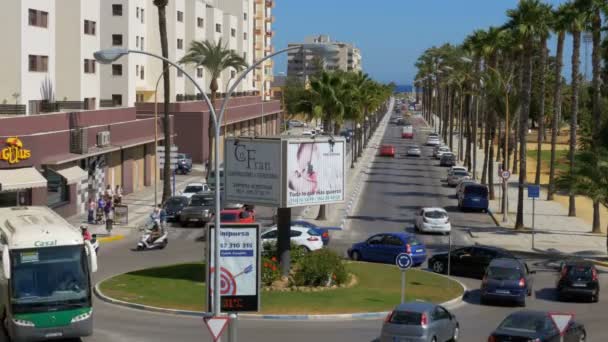 Hotell i centrum av La Linea, Spanien. Trafik på gatorna i en gränsstad nära Gibraltar — Stockvideo