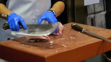 Çiğ et La Boqueria pazarının bıçak ile kesme kasap. Barcelona. İspanya. Ağır çekim