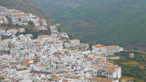 Vista panorámica desde lo alto de un pueblo blanco en las montañas de España . — Vídeos de Stock