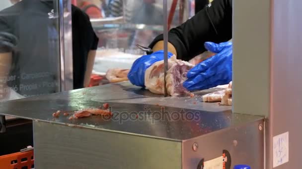 Κοπή νωπού κρέατος στο κρεοπωλείο. La Boqueria. Βαρκελώνη. Ισπανία — Αρχείο Βίντεο