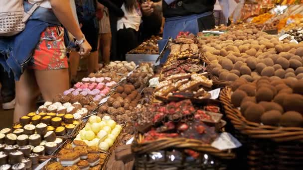 Βιτρίνα των γλυκών με διάφορες ανάμικτες σοκολάτα καραμέλα στην αγορά La Boqueria. Βαρκελώνη, Ισπανία. — Αρχείο Βίντεο