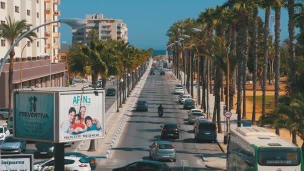 Centro de La Linea, España. Tráfico en las calles de la ciudad fronteriza cerca de Gibraltar — Vídeos de Stock