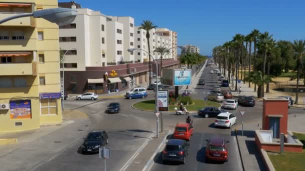 Centro de La Linea, España. Tráfico en las calles de la ciudad fronteriza cerca de Gibraltar — Vídeos de Stock