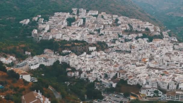 Vista panorámica desde lo alto de un pueblo blanco en las montañas de España . — Vídeo de stock