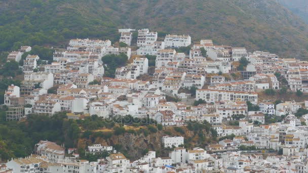Spanisches weißes Dorf in Andalusien, umgeben von Bergen und Bäumen. — Stockvideo