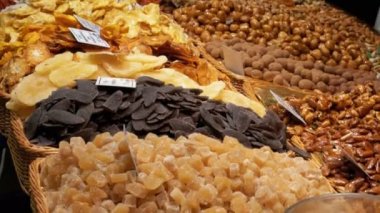 Kurutulmuş meyve ve fındık de La Boqueria Market ile vitrin. Barcelona. İspanya
