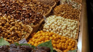 Kuru meyve, fındık ve tatlılar La Boqueria bir pazarda, büyük sayacı. Barcelona. İspanya