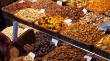 Kurutulmuş meyve ve fındık La Boqueria çiftçi pazarda büyük Counter. Barcelona. İspanya