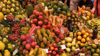 Taze tropikal meyve ve sebze La Boqueria gıda pazarında ile vitrin. Barcelona, İspanya
