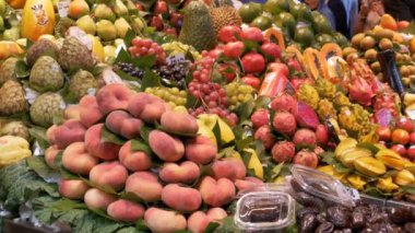 Taze tropikal meyve ve sebze La Boqueria gıda pazarında ile vitrin. Barcelona, İspanya