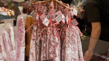 Sosis La Boqueria bir kasap dükkanında sayaçta bekletilir. Barcelona. İspanya.