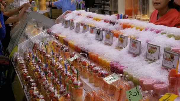 Mostra com Frutas em um Mercado em La Boqueria. Barcelona. Espanha . — Vídeo de Stock