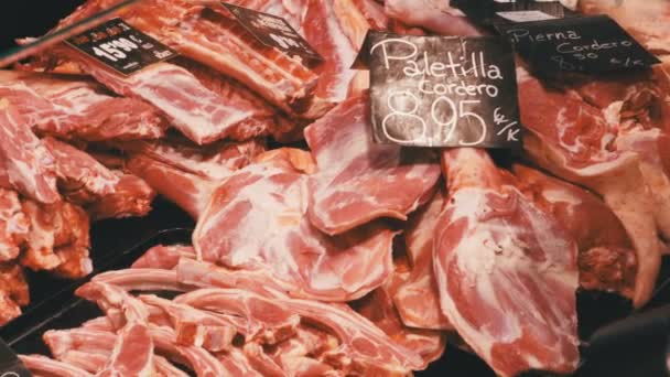 Vers rauw vlees met prijskaartjes in bakjes in een teller van de markt in La Boqueria. Barcelona. Spanje — Stockvideo
