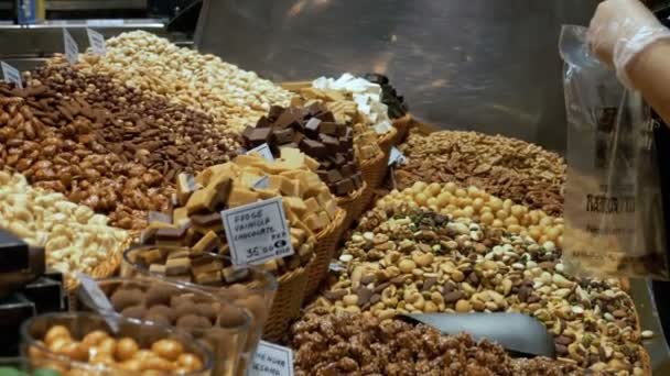 Nagy számláló a szárított gyümölcsök és diófélék: a mezőgazdasági termelők piacra, a La Boqueria. Barcelona. Spanyolország — Stock videók