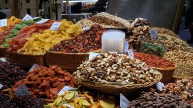 Kurutulmuş meyve ve fındık La Boqueria çiftçi pazarda büyük Counter. Barcelona. İspanya