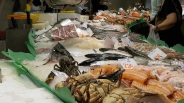 Satıcı La Boqueria balık pazarında deniz ürünleri ile mağaza kasaya. Barcelona. İspanya.