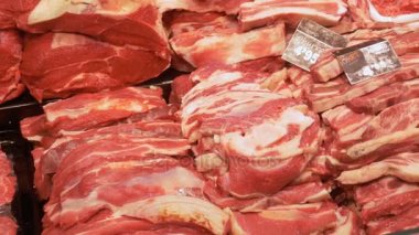Tepsileri bir Counter de La Boqueria piyasa fiyat etiketleri ile taze çiğ et. Barcelona. İspanya