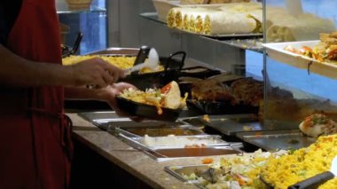 Satıcı hazır yemek gıda La Boqueria Pazar dökülen. Barcelona, İspanya. Ağır çekim