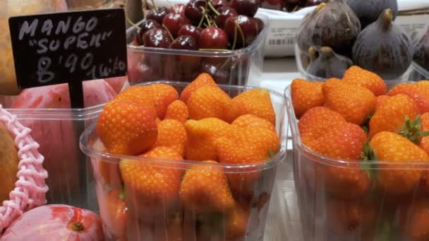 Räknare med frukter på en marknad i La Boqueria. Barcelona. Spanien — Stockvideo