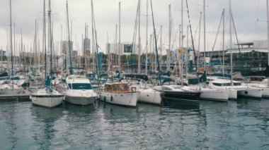 Park edilmiş gemiler, tekneler, yatlar Port Vell Barcelona, İspanya.