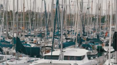 Barcelona, İspanya 'nın Rambla del Mar Limanı' nda park halindeki gemiler, botlar, yatlar.